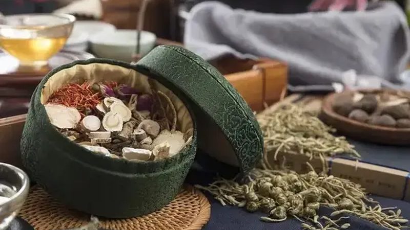养生之选：艾灸与拔罐的原理与作用